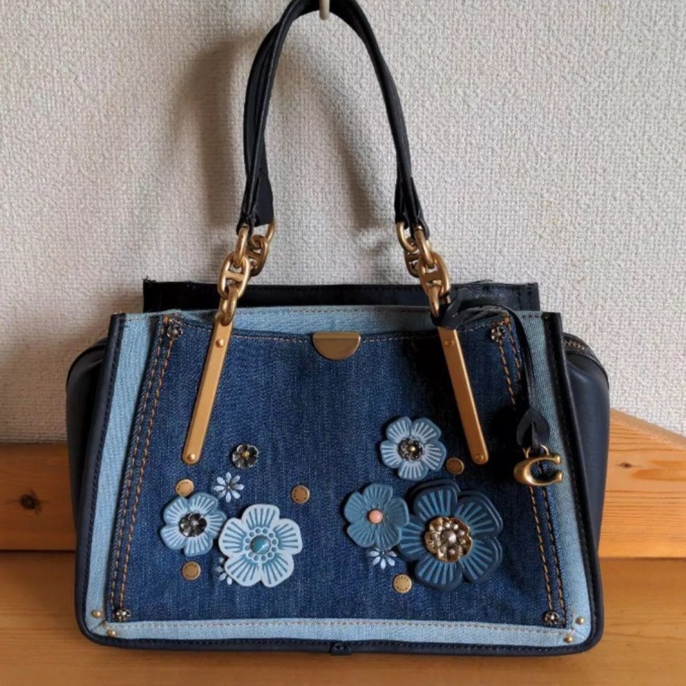 IN SEARCH OF A COACH TEA ROSE BAG ANY SOZE ANY COLOR/ GOOD CONDITION AFFORDABLE